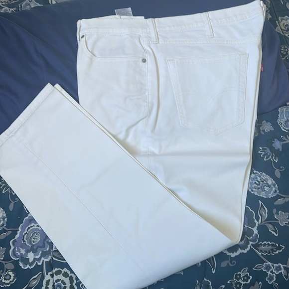 Up for sale are a pair of Levi’s jeans white in color style 541 W40 L 32. - Picture 3 of 3